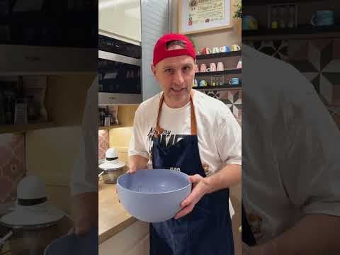 Roter Zwiebelboden für die Pizza und dekorative eingelegte Zwiebeln